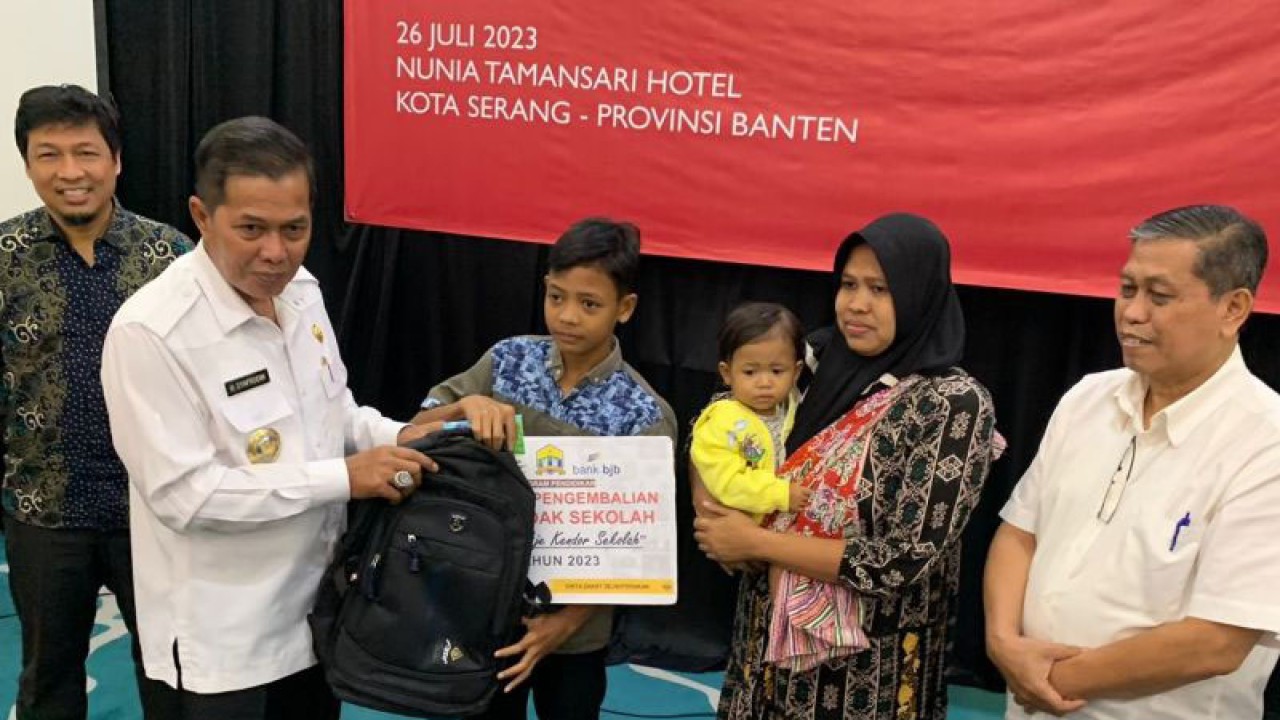Wali Kota Serang Syafrudin secara simbolis memberikan beasiswa atas kerja sama dengan USAID di Serang, Banten, Rabu (26/7/2023). ANTARA/Faradian Taufiq