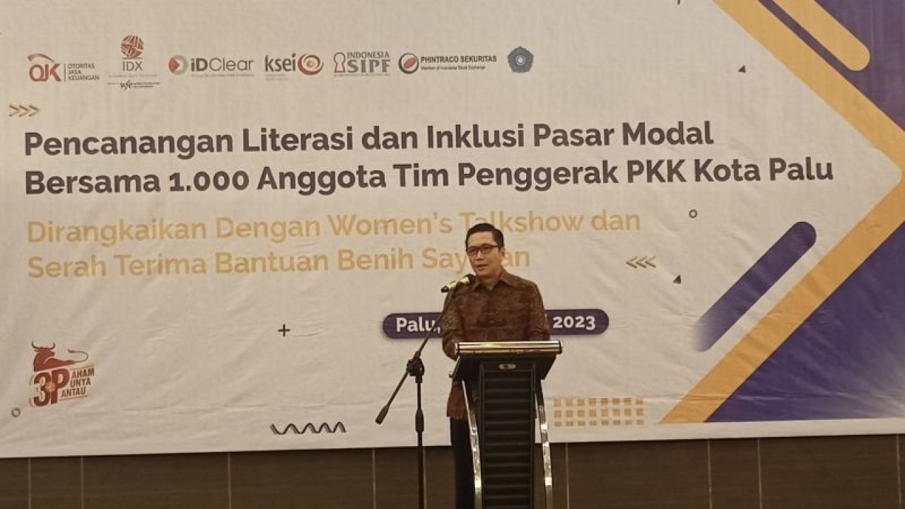 Direktur Pengembangan PT Bursa Efek Indonesia (BEI), Jeffrey Hendrik pada kegiatan pencanangan literasi dan inklusi pasar modal di Palu, Selasa (28/2/2023). ANTARA/Moh Ridwan.