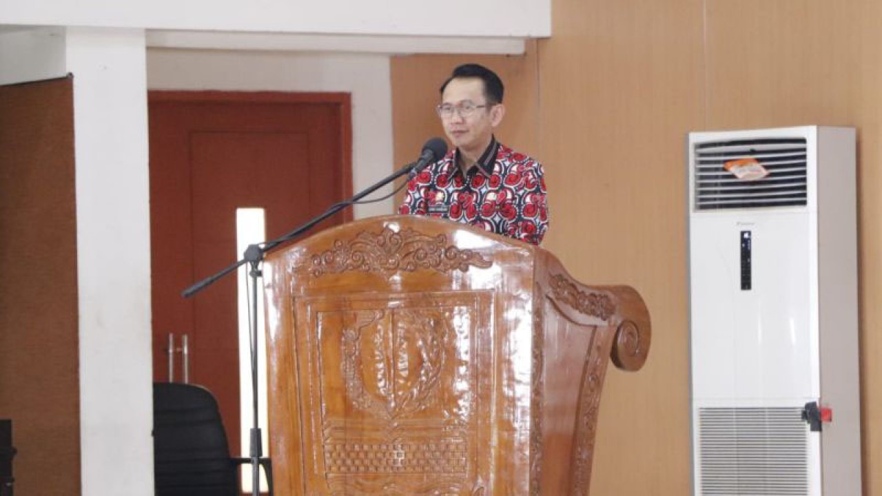 Penjabat Bupati Bekasi Dani Ramdan saat menghadiri puncak peringatan Hari Keluarga Nasional di gedung Swatantra Wibawa Mukti Cikarang, Kabupaten Bekasi, Senin. (ANTARA/Pradita Kurniawan Syah).