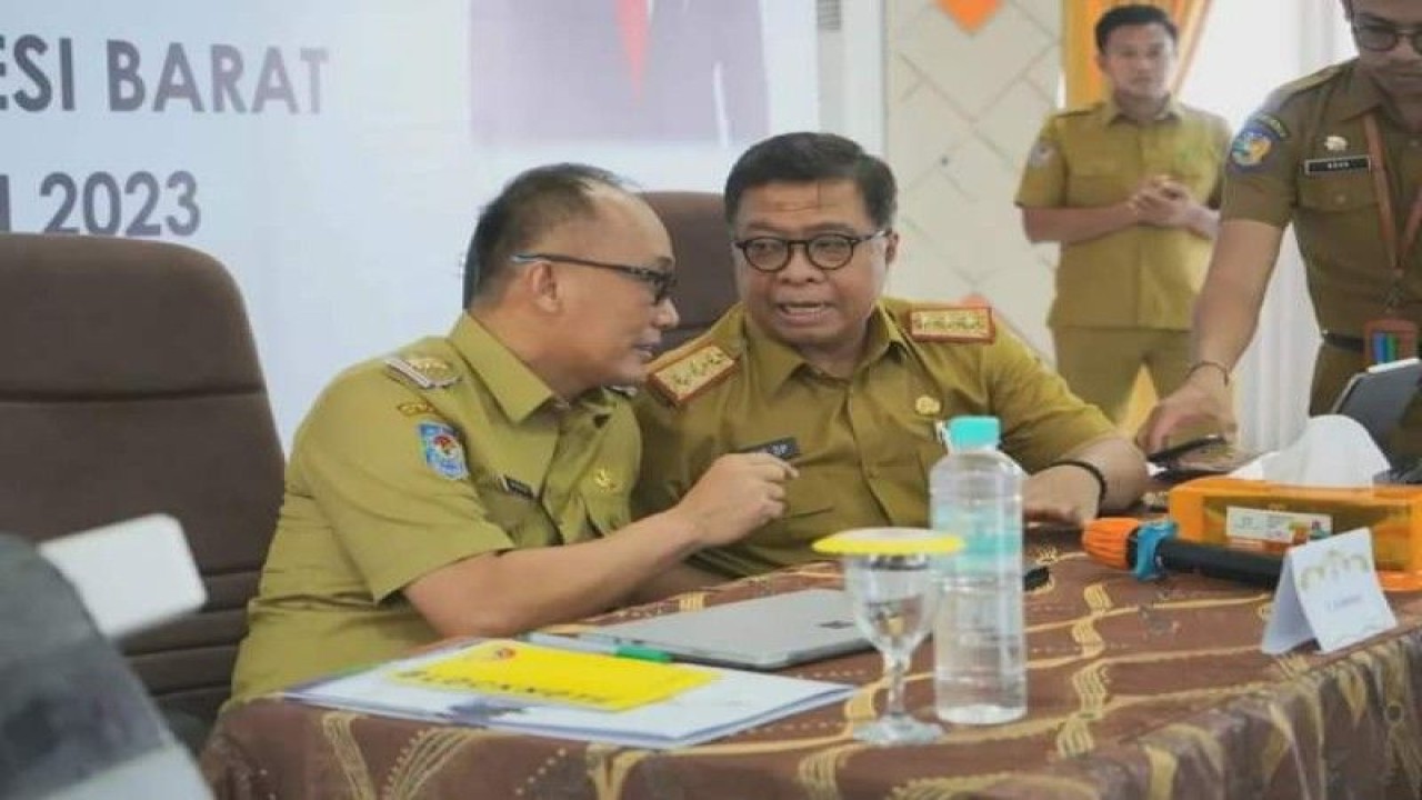 Penjabat Gubernur Provinsi Sulbar Zudan Arif Fakhrullah bersama Sekertaris Daerah Provinsi Sulbar Muhammad Idris Dp melakukan rapat koordinasi untuk mengevalusi kinerja pejabat pemerintah dalam merealisasikan anggaran APBD Sulbar, di Mamuju, Rabu (05/7/2023) ANTARA Foto/M Faisal Hanapi