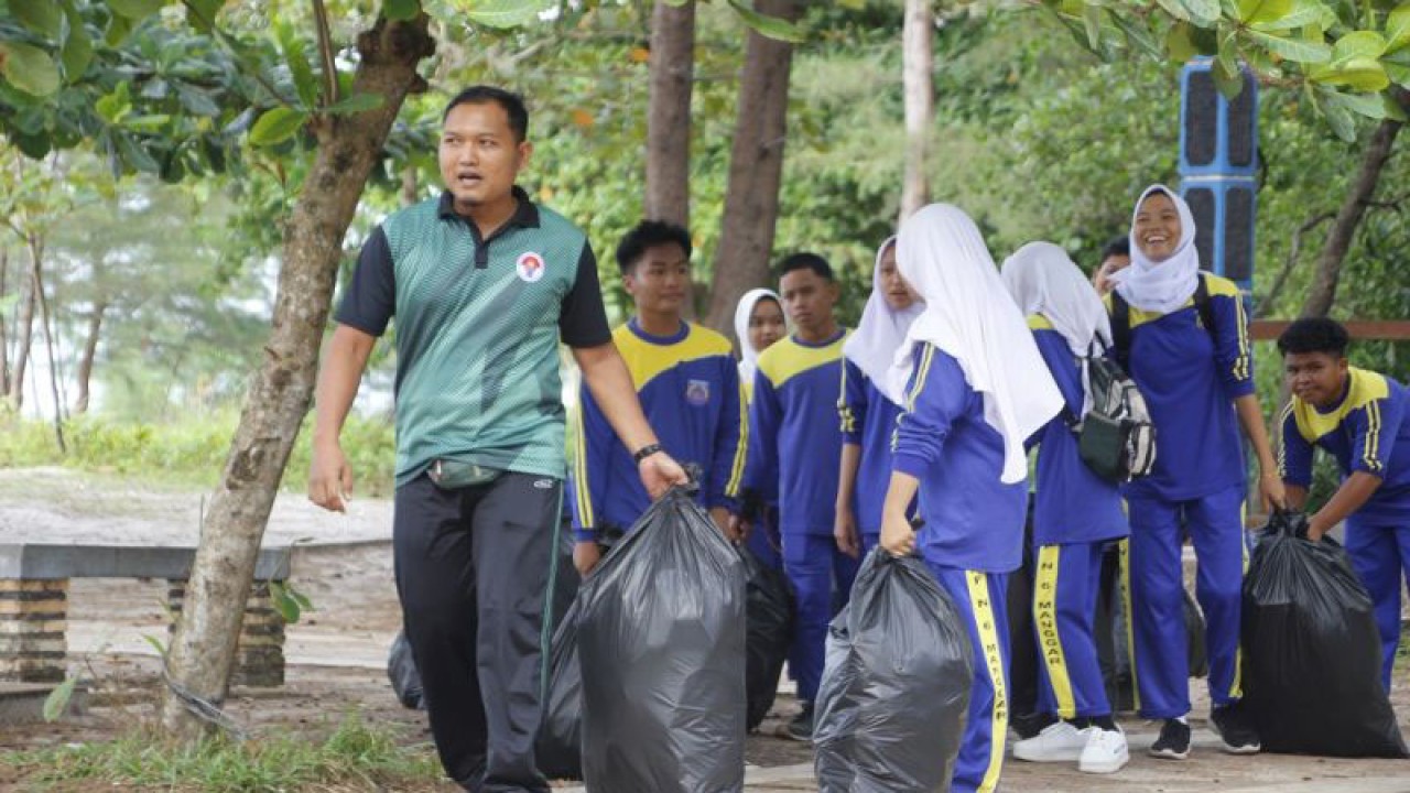 Pemkab Belitung Timur mengajak kalangan pelajar membersihkan sampah di kawasan wisata dalam rangka Peringatan Hari Lingkungan Hidup Sedunia, Sabtu (15/7) (ANTARA/HO-Diskominfo)