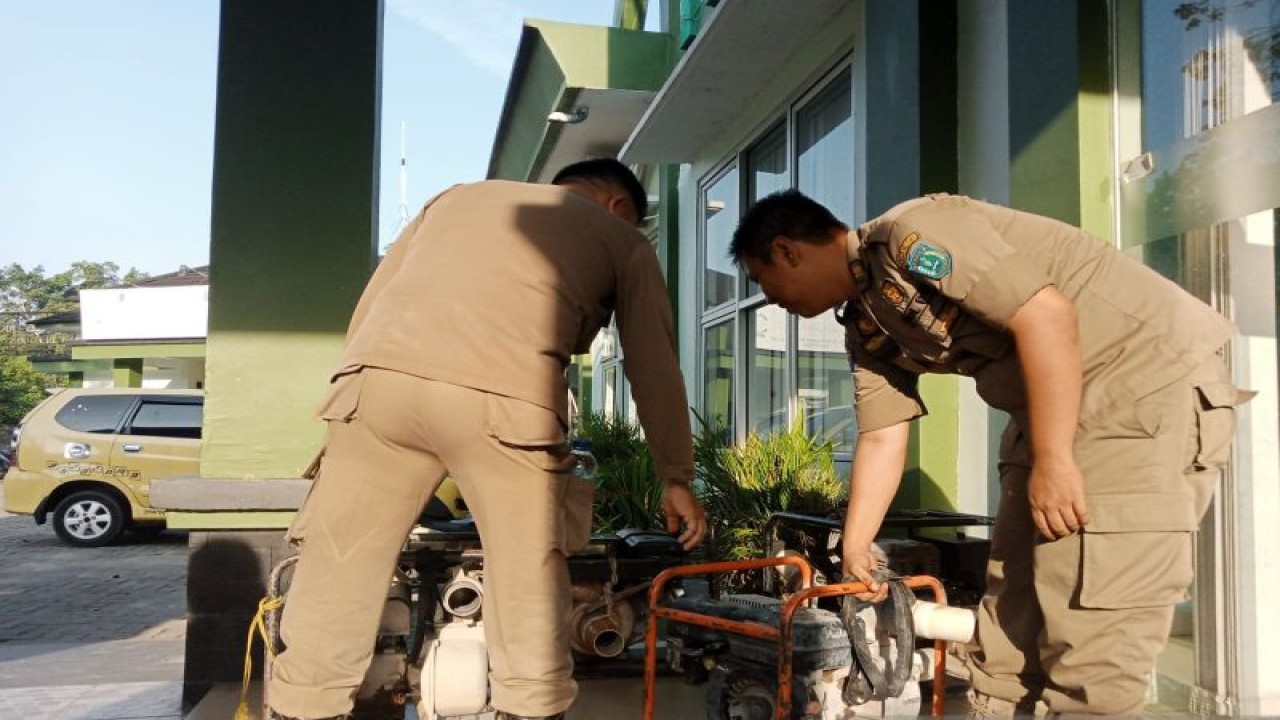 Personel Satpol PP Belitung amankan mesin tambang biji timah ilegal (ANTARA/Kasmono-Apriliansyah)