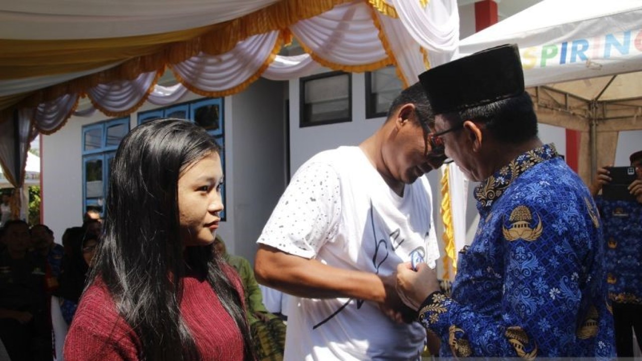 Bupati Belitung Timur Burhanuddin saat menyematkan tanda pengenal kepada siswa yang mengikuti program kesetaraan, Selasa (18/7) (ANTARA/HO-Diskominfo)