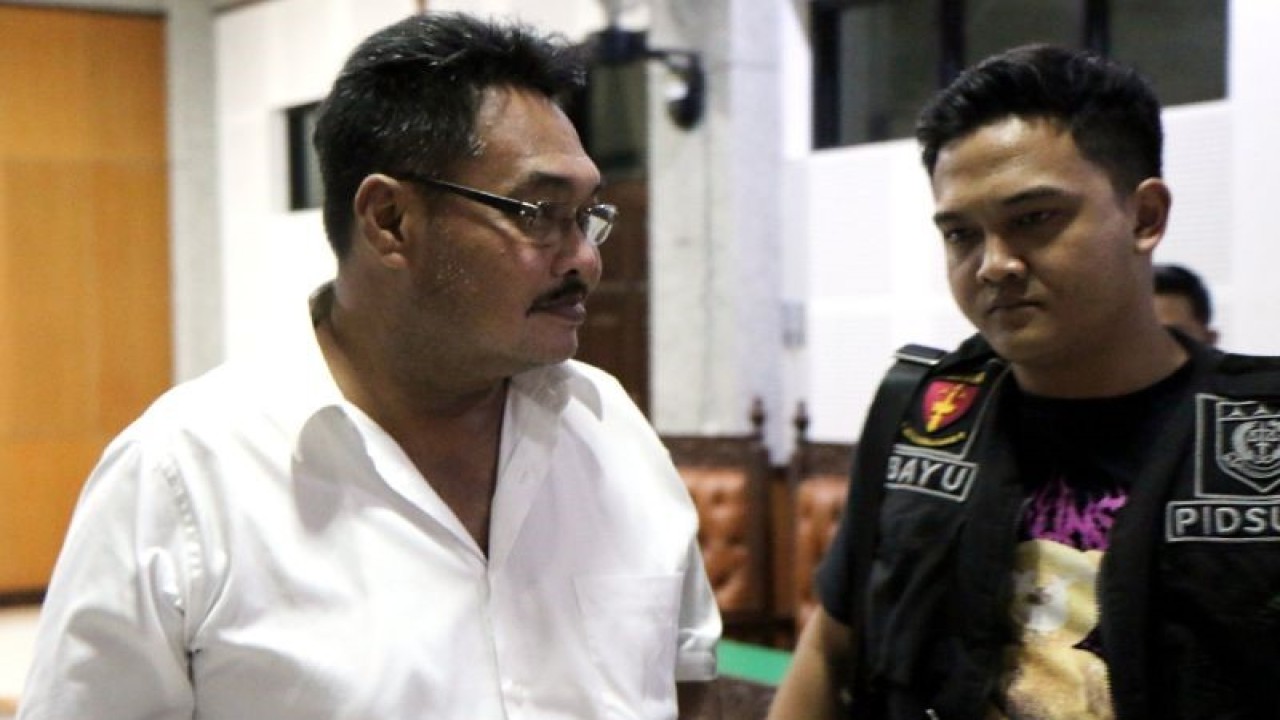 Bendahara HKTI NTB Lalu Irham Raifuddin Anum (kiri) yang menjadi terdakwa korupsi penyaluran dana KUR petani jagung di Kabupaten Lombok Timur usai menjalani sidang putusan di Pengadilan Tipikor pada Pengadilan Negeri Mataram, Kamis (6/7/2023) sore. (ANTARA/Dhimas B.P.)