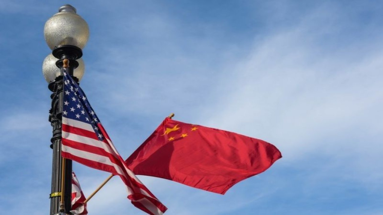 Arsip - Bendera nasional China dan Amerika Serikat di Constitution Avenue di Washington DC, Amerika Serikat. (Xinhua/Bao Dandan)