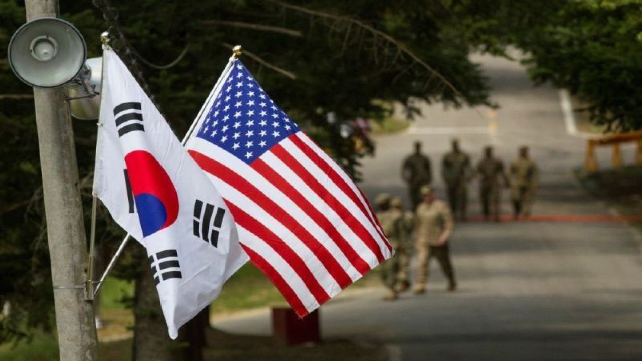 Arsip - Bendera Korea Selatan dan Amerika Serikat terlihat di Yongin, Korsel, Agustus 2016. (ANTARA/Courtesy Ken Scar/U.S. Army/Handout via Reu)