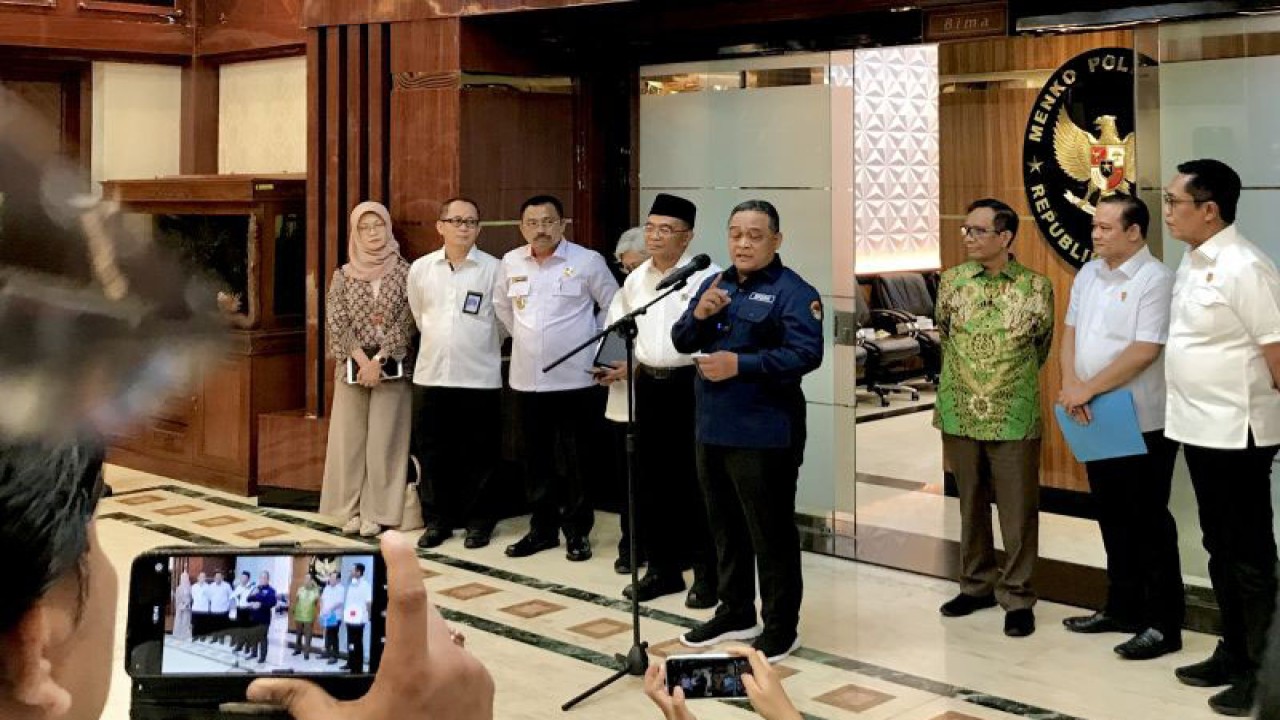 Kepala Badan Pelindungan Pekerja Migran Indonesia (BP2MI) Benny Ramdhani (empat kanan) memberi keterangan kepada media saat jumpa pers terkait hasil kerja Satgas TPPO dalam 1 bulan terakhir di Kantor Kementerian Koordinator Bidang Politik, Hukum, dan Keamanan, Jakarta, Selasa (4/7/2023). ANTARA/Genta Tenri Mawangi.