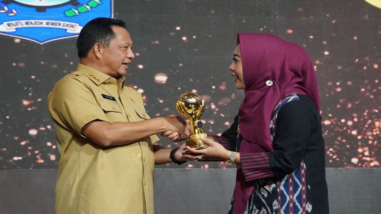 Arsip foto - Menteri Dalam Negeri Muhammad Tito Karnavian menyerahkan UHC Award 2023 kepada Bupati Purbalingga Dyah Hayuning Pratiwi di Balai Sudirman Jakarta, Selasa (14/3/2023). ANTARA/HO-Pemkab Purbalingga