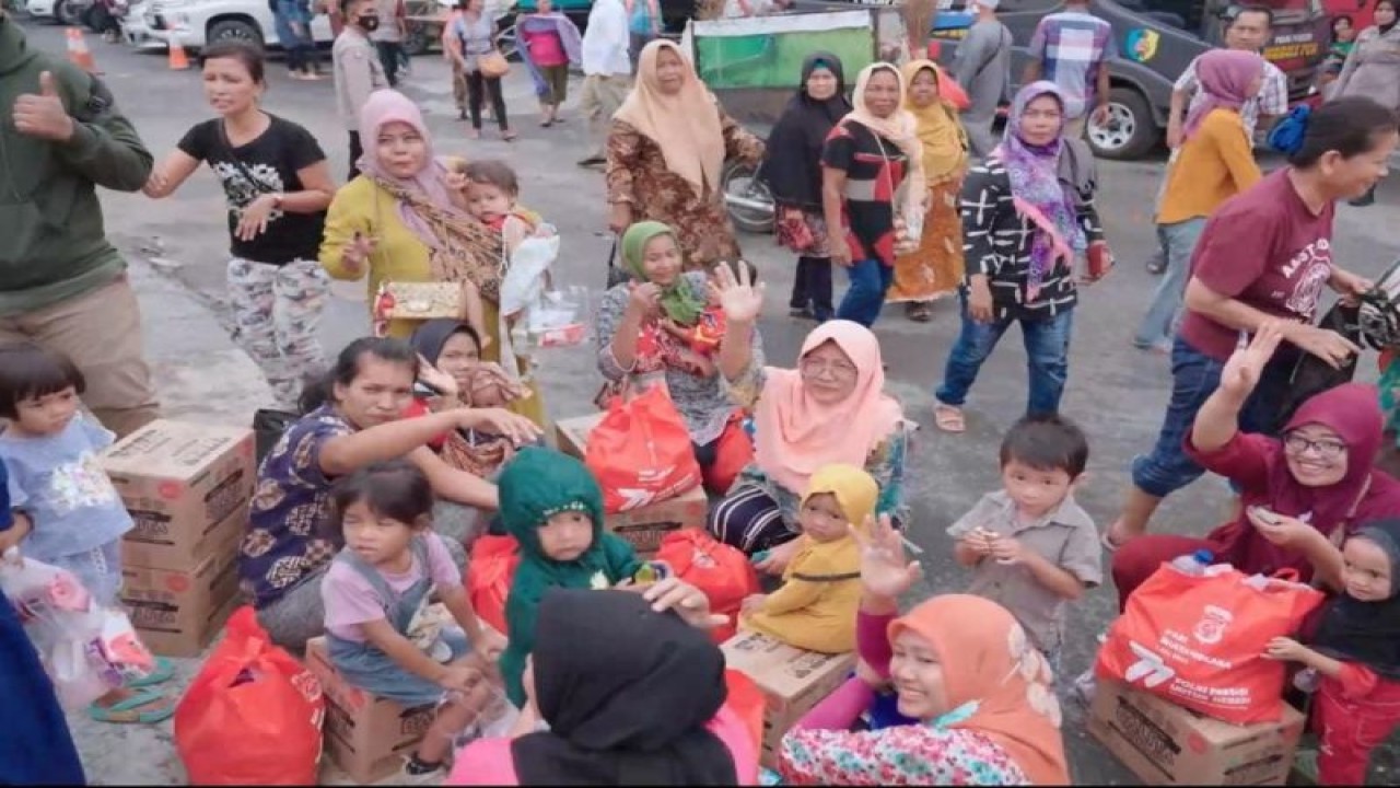 Warga mendapatkan pengobatan gratis setelah diresmikannya RS Bhayangkara Tingkat II Mas Kadiran Medan, Sumatera Utara. (ANTARA/HO-Humas Polda Sumut).
