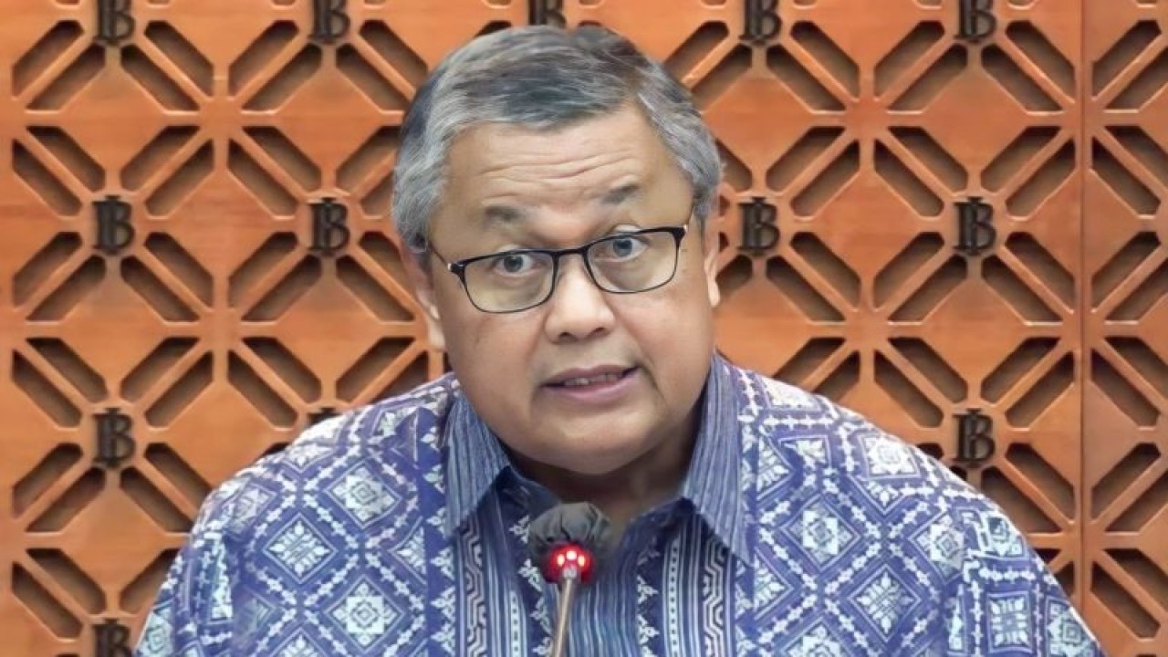 Gubernur BI Perry Warjiyo memberikan pemaparan dalam konferensi pers Pengumuman Hasil RDG Bulanan Bulan Juli 2023 di Jakarta, Selasa (25/7/2023). ANTARA/Imamatul Silfia/pri.