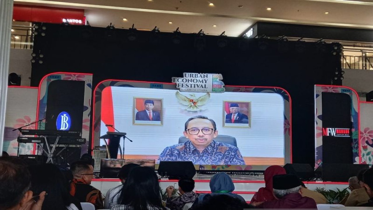 Anggota Dewan Gubernur Bank Indonesia Juda Agung saat membuka Urban Economy Festival 2023 secara virtual, di Manado, Selasa (11/7/2023). ANTARA/Nancy L Tigauw.