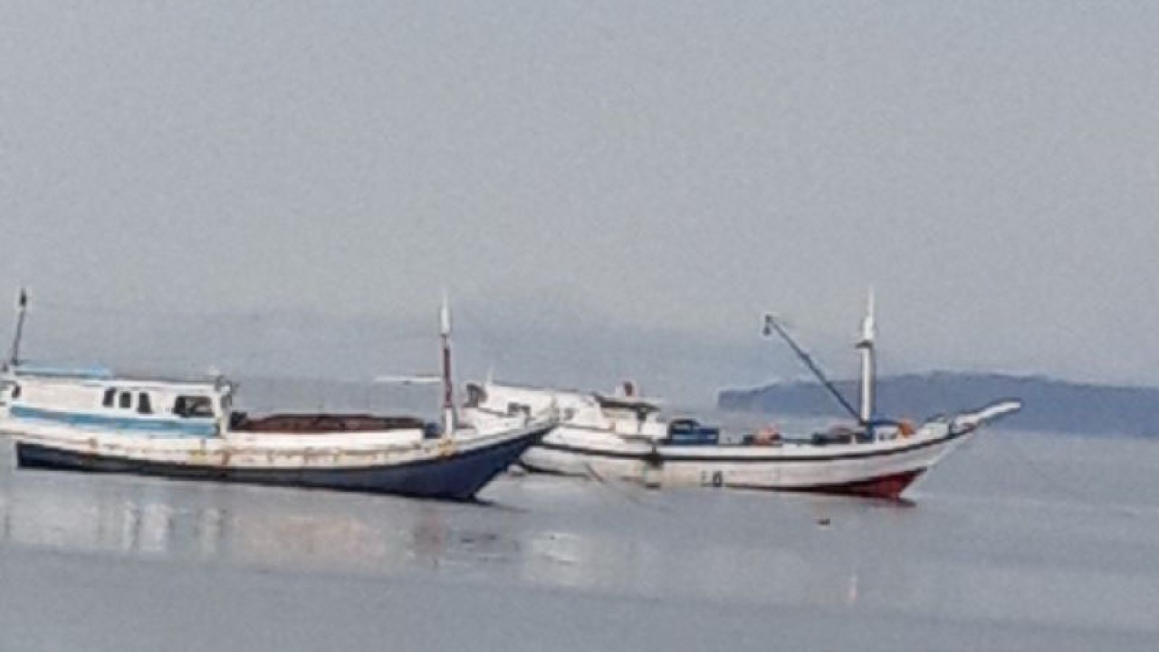 Kapal motor armada perintis di perairan Biak sedang beraktivitas. ANTARA/Muhsidin