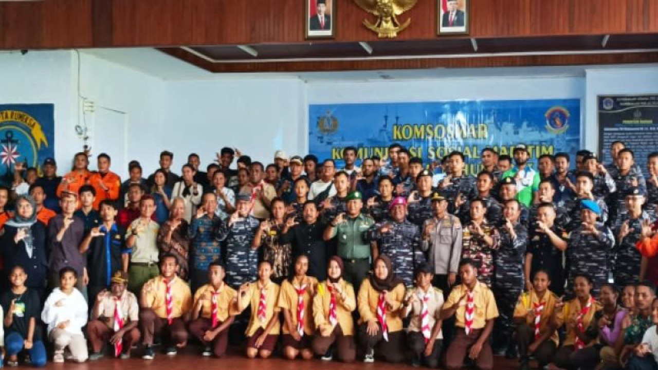 Komandan Lanal Biak kolonel Marinir Carlos R Deda dan Paban IV Komsosmar Kolonel laut (P) Indra Joko Rerangin melakukan foto bersama peserta Komunikasi Sosial Maritim, di Biak, Kamis (6/7/2023). ANTARA/Muhsidin
