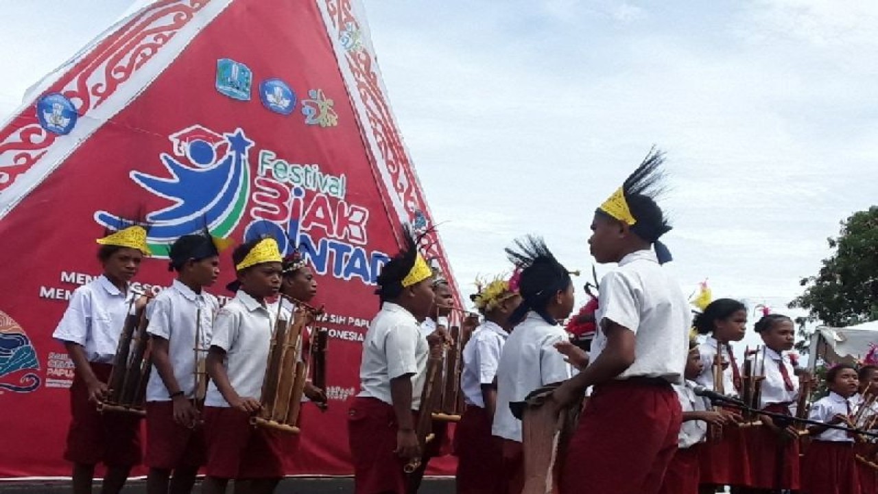 Siswa remaja sekolah dasar sedang tampil bermain angklung Festival Biak Pintar 2023.ANTARA/Muhsidin