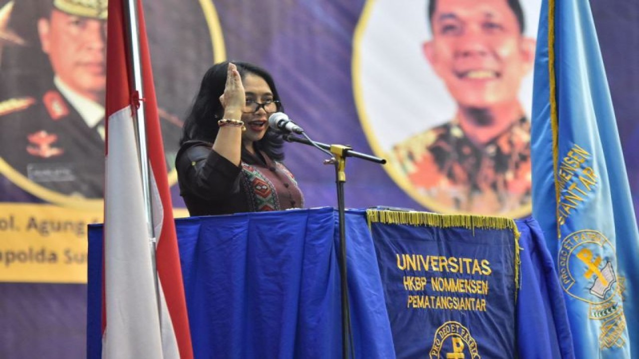 Menteri Pemberdayaan Perempuan dan Perlindungan Anak Bintang Puspayoga saat memberikan kuliah umum di Kampus Universitas HKBP Nommensen Pematangsiantar, Sumatera Utara. (ANTARA/ HO - Kemen PPPA)
