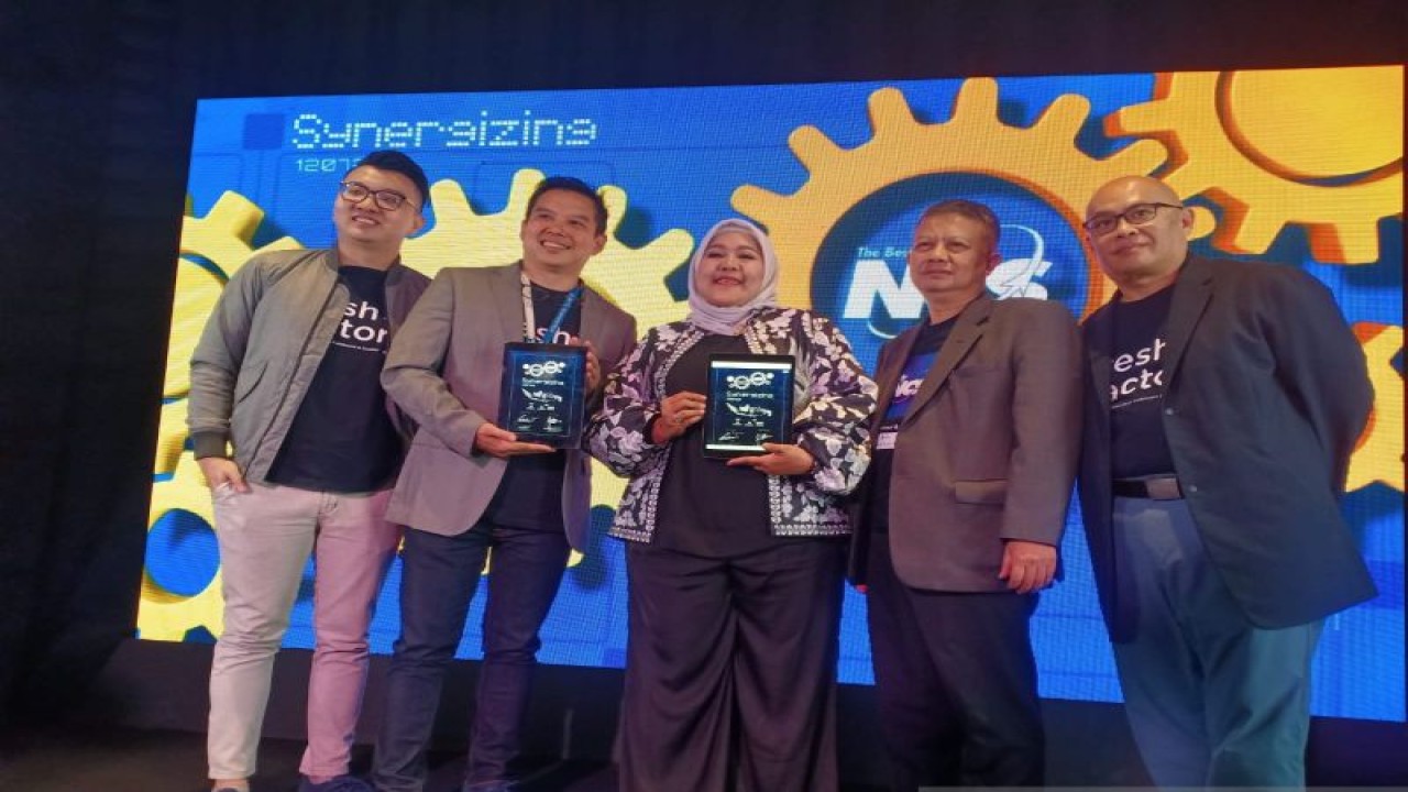 CEO dan Pendiri Fresh Factory Larry Ridwan (dua kiri), Direktur Utama PT NCS Reni Sitawati Siregar (tengah), dan Chief Commercial Officer Fresh Factory Widijastoro Nugroho (kanan) usai Fresh Factory dan PT Nusantara Card Semesta (NCS) mengumumkan kerja sama yang ditandai dengan penandatangan naskah di Jakarta, Rabu (12/7/2023). ANTARA/Ahmad Wijaya.
