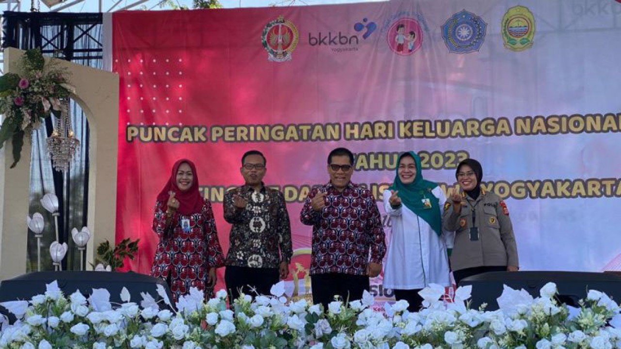 Deputi Bidang Pelatihan, Penelitian dan Pengembangan Badan Kependudukan dan Keluarga Berencana Nasional (BKKBN) RI Muhammad Rizal Martua Damanik beserta perwakilan dari Pemda DIY berfoto saat Peringatan Hari Keluarga Nasional (Harganas) Tahun 2023 di Kabupaten Bantul, DIY, Senin (10/7/2023) (ANTARA/Hery Sidik)  KOMENTAR