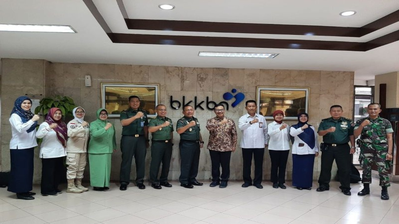 Kepala BKKBN Hasto Wardoyo ketika menerima audiensi Kepala Pusat Kesehatan TNI Angkatan Darat (Kapuskesad) Mayjen TNI Sukirman pada Senin (10/7/2023) di Kantor BKKBN Pusat Jakarta. (FOTO ANTARA/HO-BKKBN)