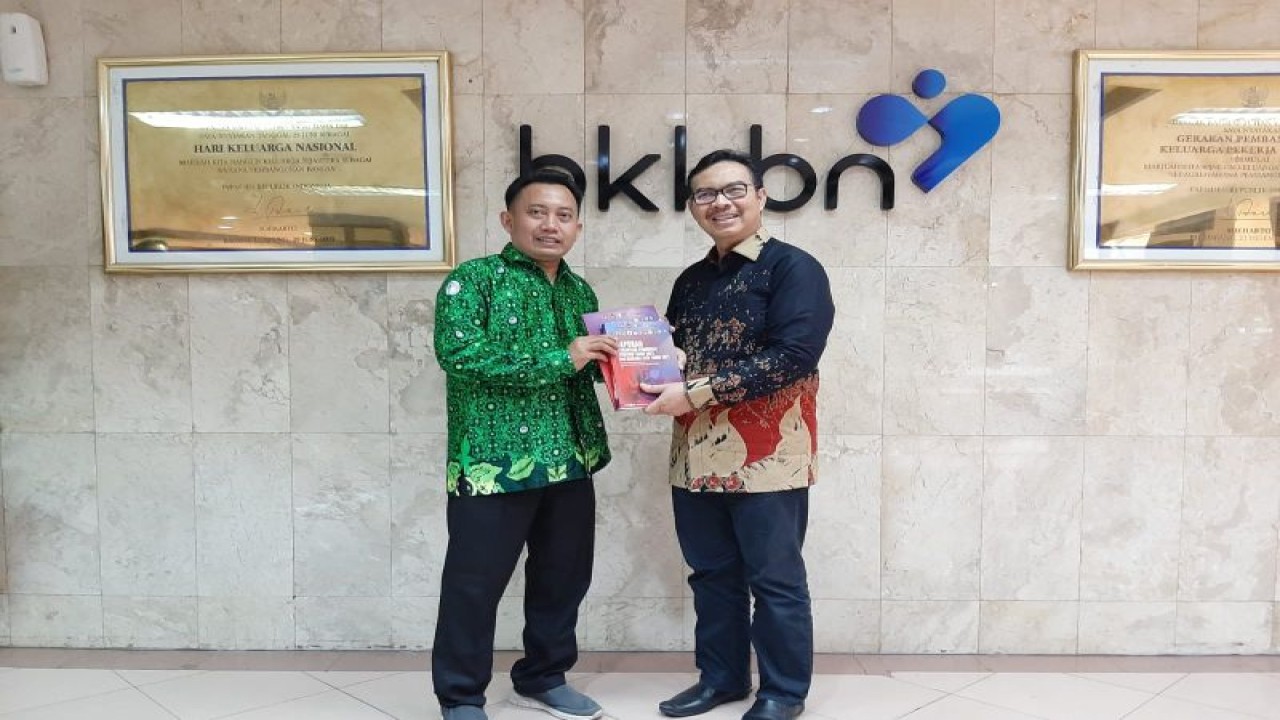Kepala BKKBN Hasto Wardoyo usai beraudiensi bersama pihak dari Pergunu di Ruang Sekretariat Stunting BKKBN Jakarta pada Rabu (12/7/2023). (FOTO ANTARA/HO-BKKBN)