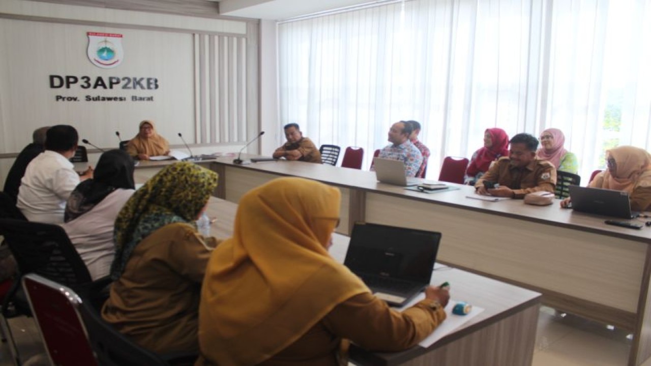 Perwakilan BKKBN Provinsi Sulawesi Barat ketika menghadiri rapat koordinasi bersama (DP3AP2KB) dan Pengadilan Tinggi Agama Sulawesi Barat, Selasa (11/7/2023). ANTARA/HO-BKKBN