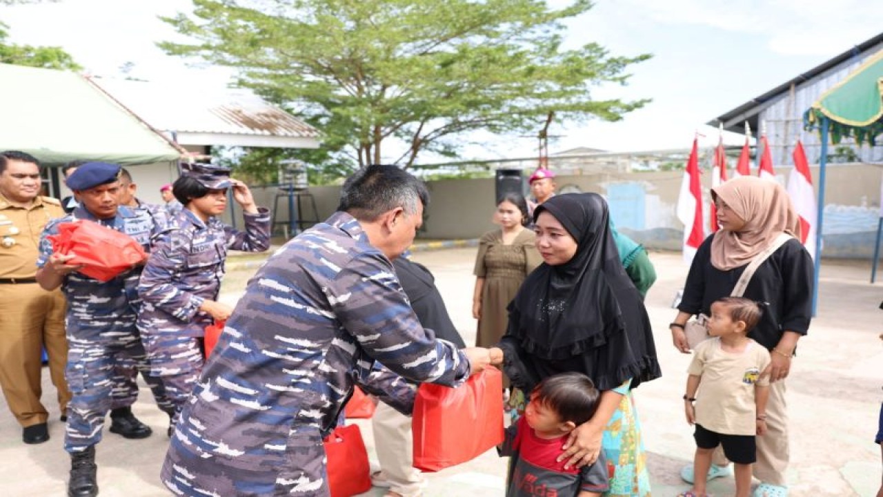 Suasana pemberian bantuan sbako pada keluarga rentan alaminstunting yang dilakukan pihak BKKBN Sulsel, Pemkot Makassar dan Lantamal VI di Makassar, Selasa (18/7/2023). Antara/ HO-BKKBN Sulsel