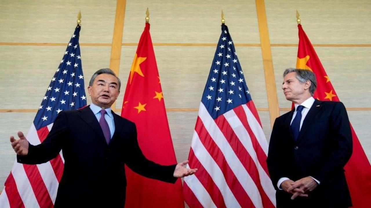 Arsip - Menlu AS Antony Blinken saat bertemu Wang Yi yang saat itu masih menjadi Menlu China di Nusa Dua, Bali, Indonesia pada 9 Juli 2022. (Stefani Reynolds/Pool via REUTERS/wsj/ (REUTERS/POOL)