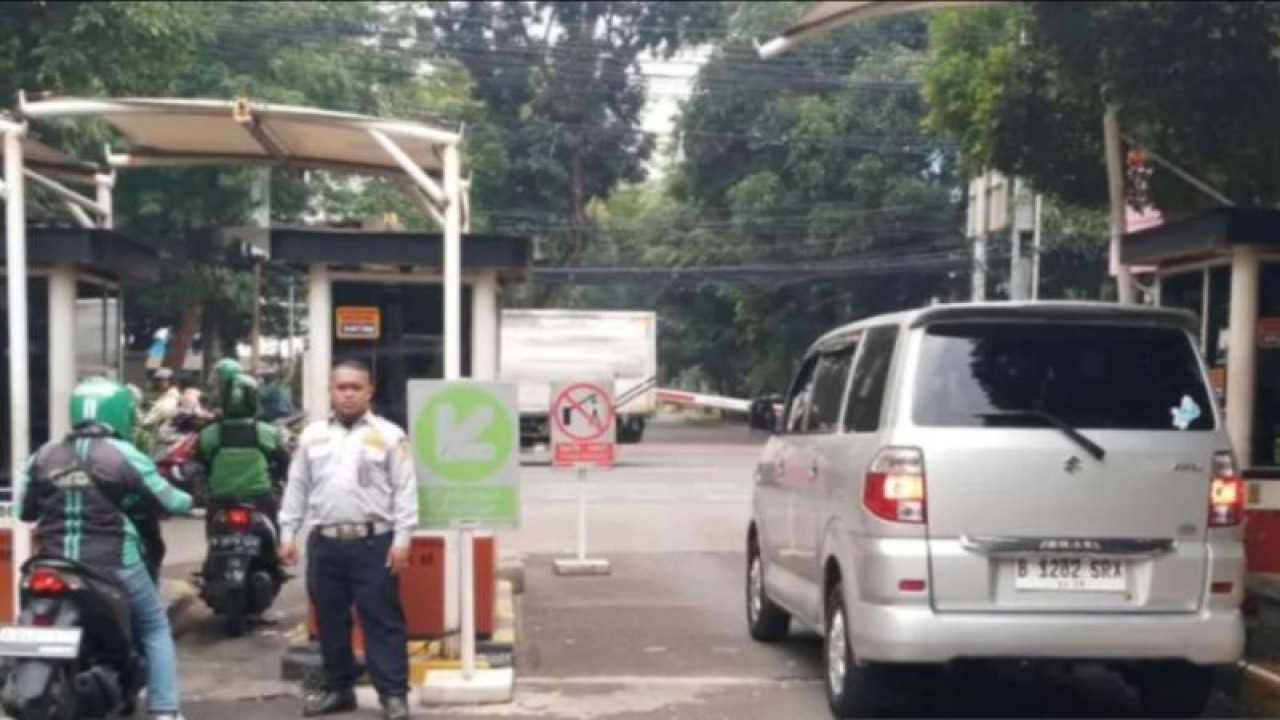 Petugas Unit Pengelola Parkir mengawasi juru parkir di kawasan Blok M, Jakarta, Rabu (5/7/2023). ANTARA/HO-Dinas Perhubungan DKI Jakarta