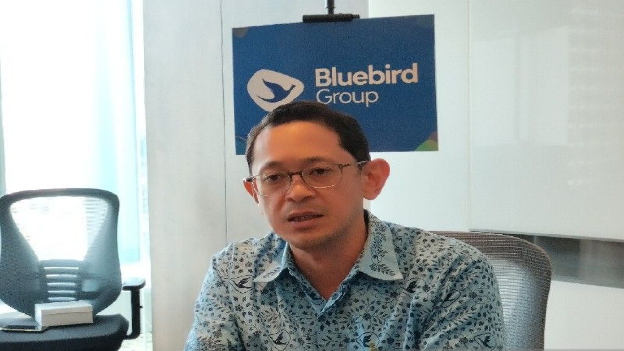 Direktur Utama Blue Bird Adrianto Djokosoetono menyampaikan keterangan kepada awak media, di Jakarta, Senin (17/7/2023). ANTARA/Aji Cakti