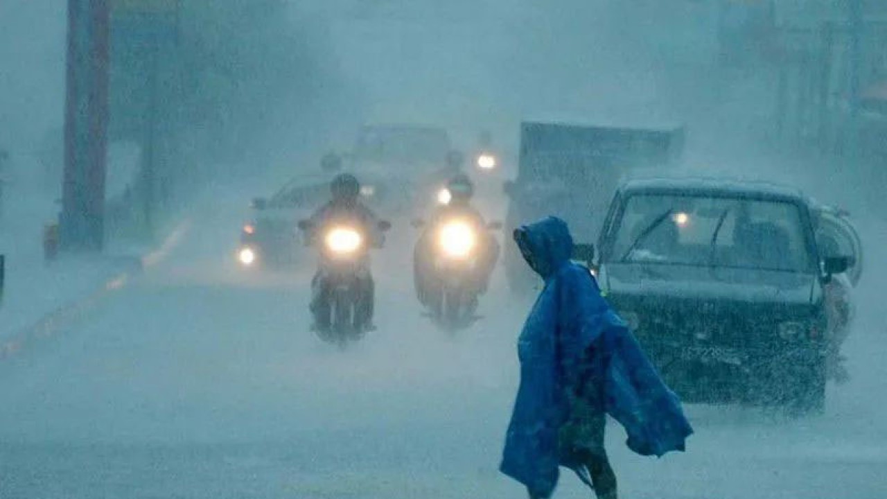 Ilustrasi - Seorang warga melintas diantara pengendara bermotor yang melintasi jalan Laksda Adisucipto saat terjadi hujan yang lebat, di Yogyakarta. FOTO ANTARA/ Wahyu Putro A/ed/nz/pri.