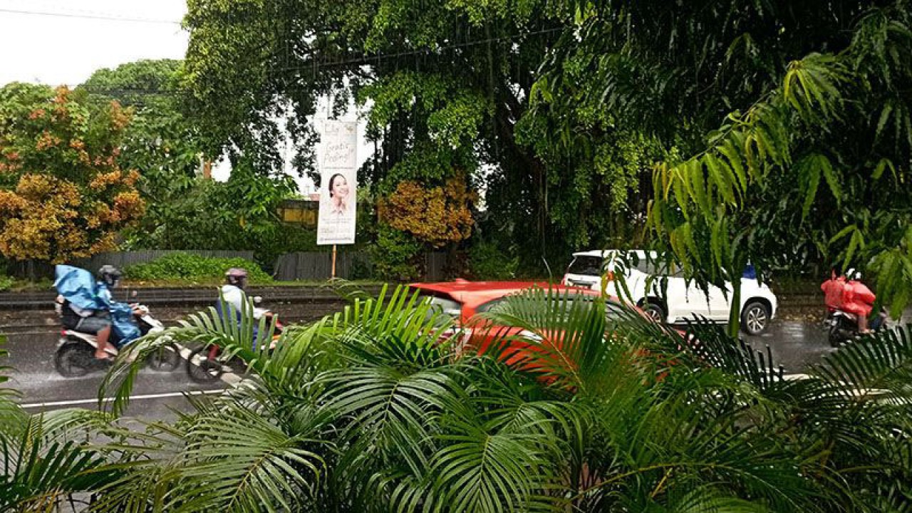 Arsip foto - Pengendara sepeda motor melintas di Jalan Jenderal Soedirman, Purwokerto, Kabupaten Banyumas, saat terjadi hujan. ANTARA/Sumarwoto