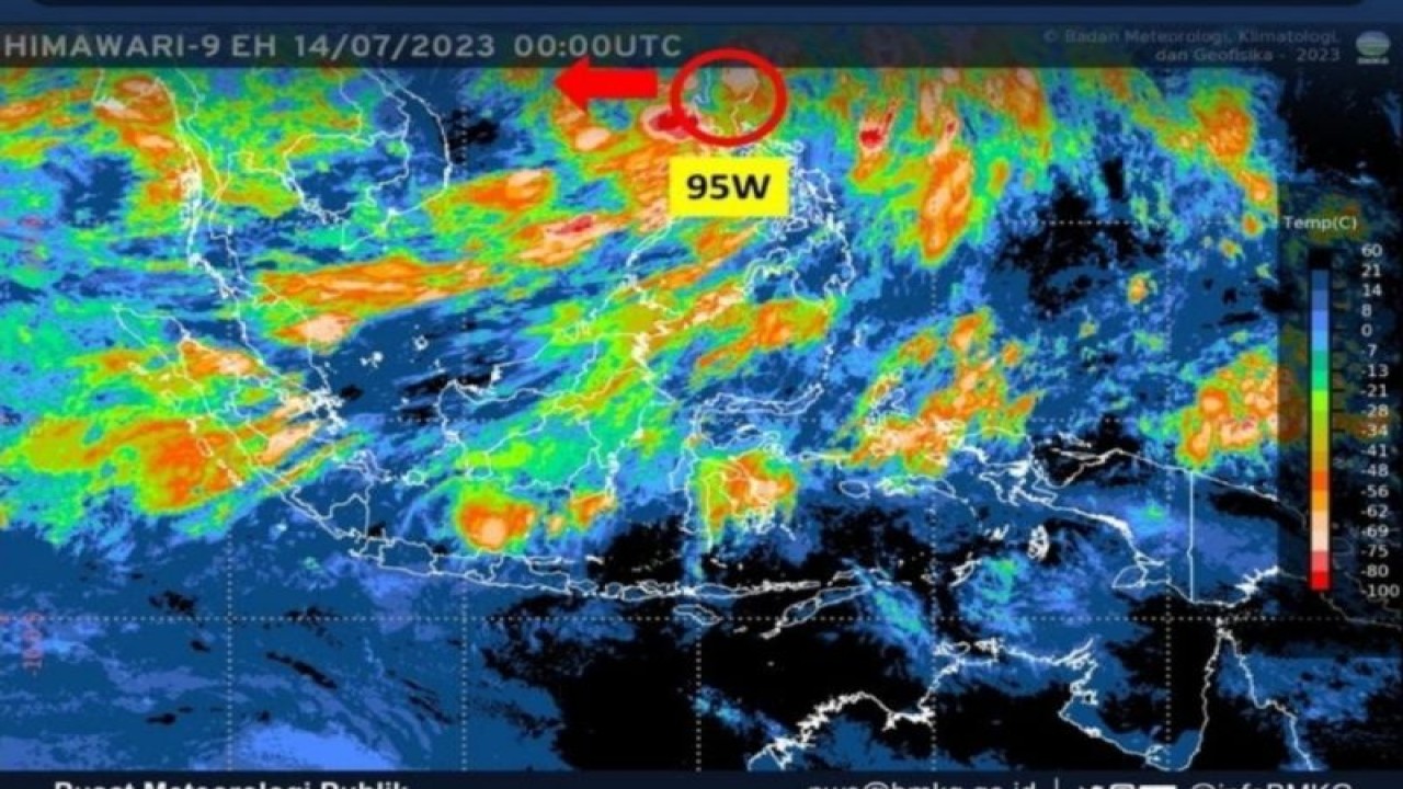 Tangkapan layar citra satelit yang dipublikasikan BMKG menunjukkan bibit siklon tropis 95W terpantau di pesisir timur Laut Luzon, Filipina, Jumat (14/7/2023). (ANTARA/Instagram/@infobmkg/Zubi)