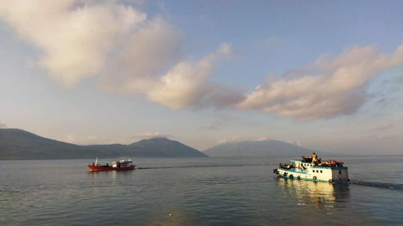 Kapal-kapal yang berlayar dari Pelabuhan Larantuka menuju Pulau Adonara, Flores Timur. (ANTARA/Fransiska Mariana Nuka)
