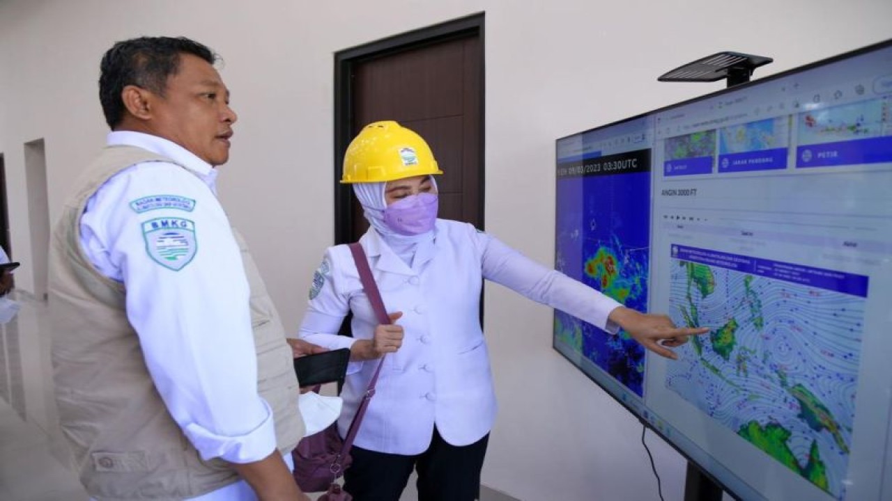 Kepala BMKG Dwikorita Karnawati (kanan) mencermati peta wilayah untuk melakukan operasi teknologi modifikasi cuaca (TMC) di Pulau Serasan, Natuna, Kepulauan Riau, Sabtu (11/3/2023). (ANTARA/HO-BMKG)