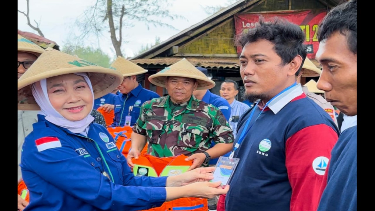 Kepala Badan Meteorologi, Klimatologi, dan Geofisika (BMKG) Dwikorita Karnawati (kiri) membuka Sekolah Lapang Cuaca Nelayan (SLCN) di Bantul, Daerah Istimewa Yogyakarta, Sabtu (15/7/2023). (FOTO ANTARA/HO-BMKG)