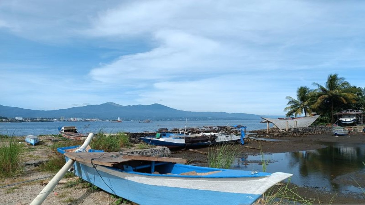 Nelayan diharapkan mewaspadai gelombang tinggi 1,25 - 2,5 meter bila beraktivitas di wilayah perairan Sulawesi Utara. ANTARA/Karel A Polakitan (1)