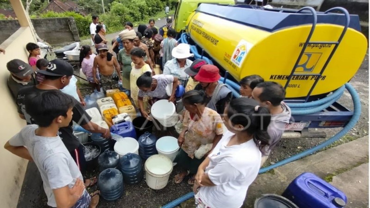 Arsip foto - Warga antre untuk mendapatkan air bersih di Dusun Kedisan, Desa Yehembang Kauh, Jembrana, Bali, Minggu (23/10/2022) ANTARA FOTO/Nyoman Hendra Wibowo/tom