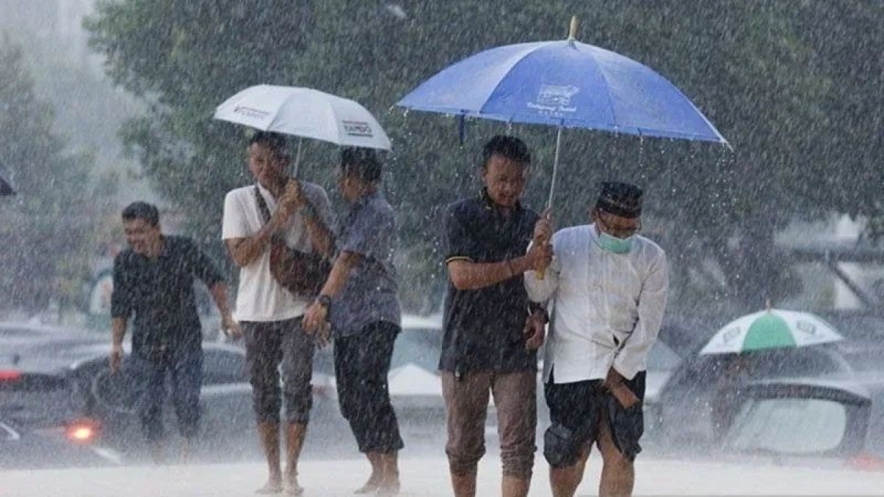 Ilustrasi - Umat Islam berjalan menerjang hujan deras untuk melaksanakan shalat Jumat di Masjid Nasional Al Akbar Surabaya, Jawa Timur, Jumat (24/3/2023). ANTARA FOTO/Didik Suhartono/hp/pri