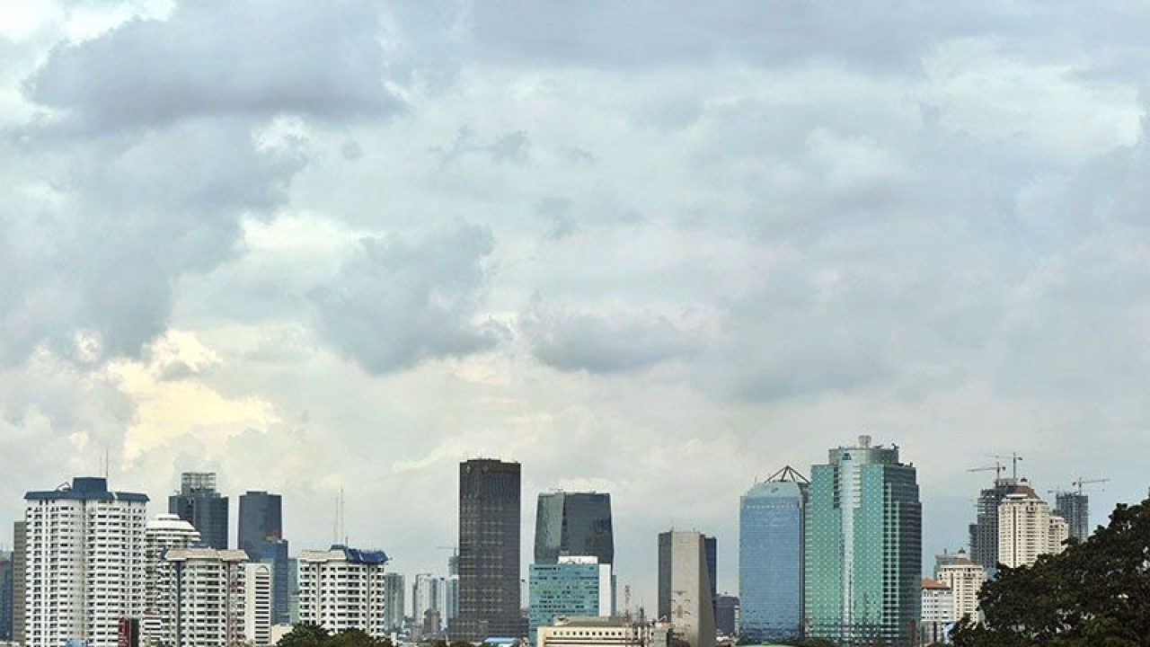 Ilustrasi - Suasana mendung di kawasan Senayan, Jakarta, Rabu (29/2). FOTO ANTARA/Yudhi Mahatma/ss/ama/pri. (ANTARAFOTO/Yudhi Mahatma)