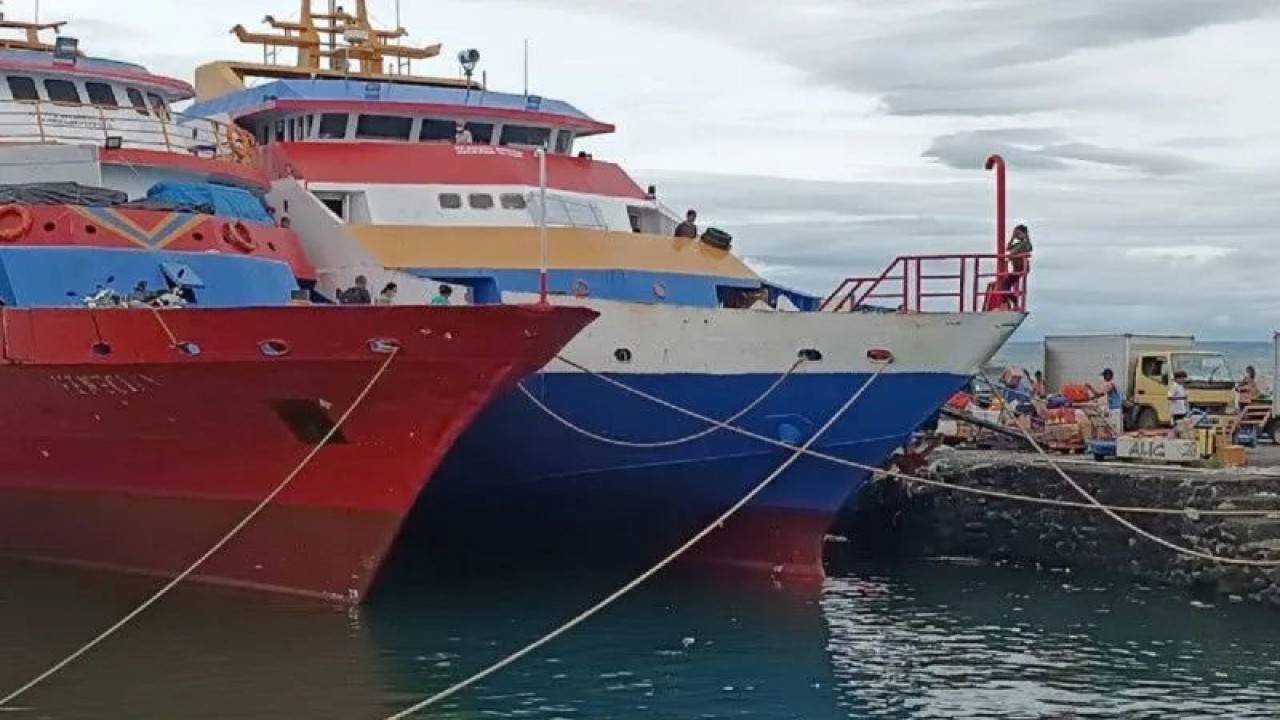 Sejumlah kapal yang sandar di Pelabuhan Manado yang melayani rute pelayaran Manado menuju Sitaro dan Sangihe, Sulut, Kamis (20/7/2023). Badan Meteorologi, Klimatologi dan Geofisika (BMKG) menyebutkan bibit siklon 98W dapat meningkatkan kecepatan angin di perairan Sangihe-Talaud dan sekitarnya. FOTO ANTARA/Karel A Polakitan