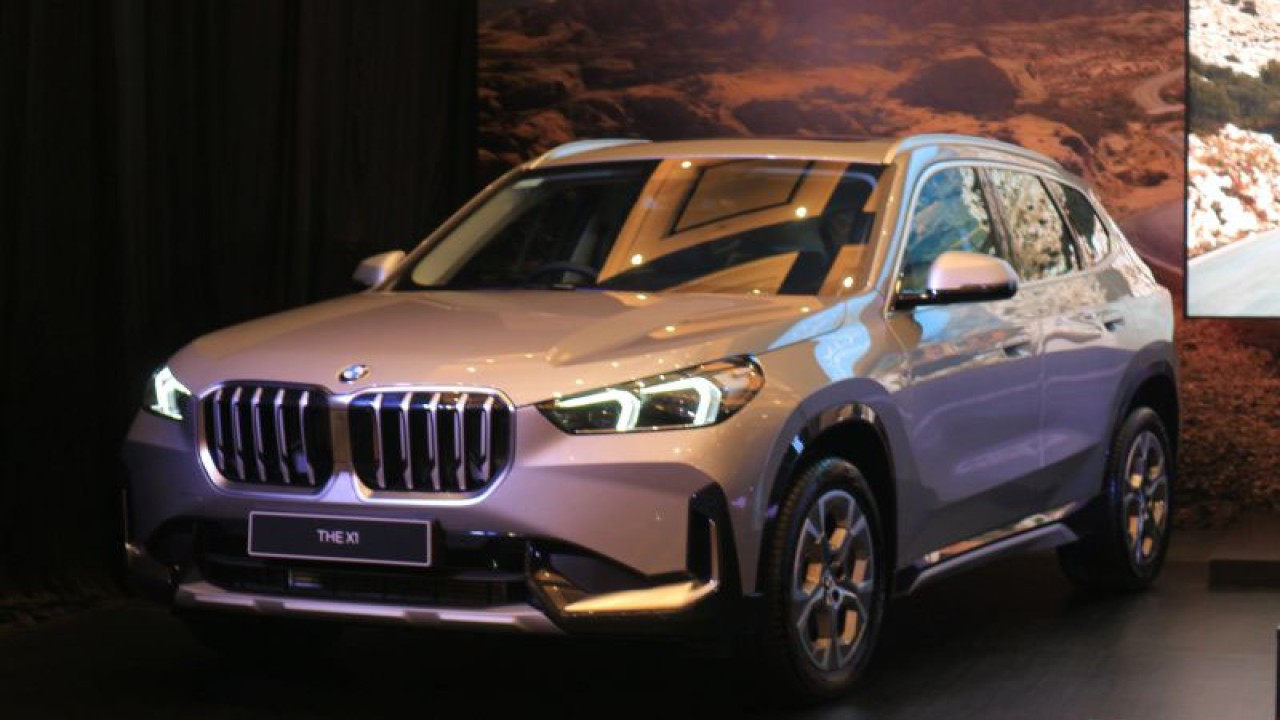 BMW X1 yang diluncurkan di The Langham, Jakarta Selatan, Jumat (28/7/2023). (ANTARA/Pamela Sakina)