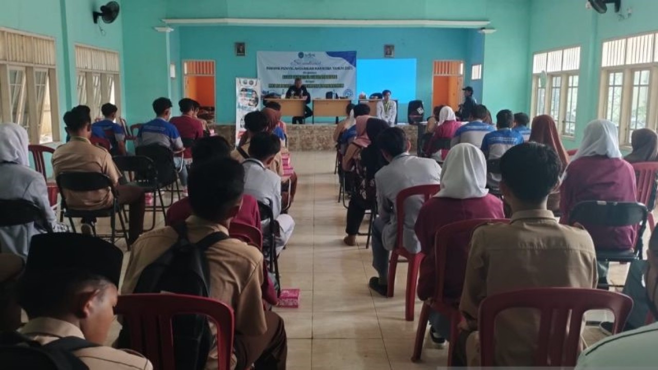 Sosialisasi Badan Narkotika Kabupaten Bekasi dengan tema Bahaya Penyalahgunaan Narkoba Tahun 2023 kepada para pelajar di Kantor PGRI Kecamatan Kedungwaringin, Senin (24/7/2023). (ANTARA/Pradita Kurniawan Syah).