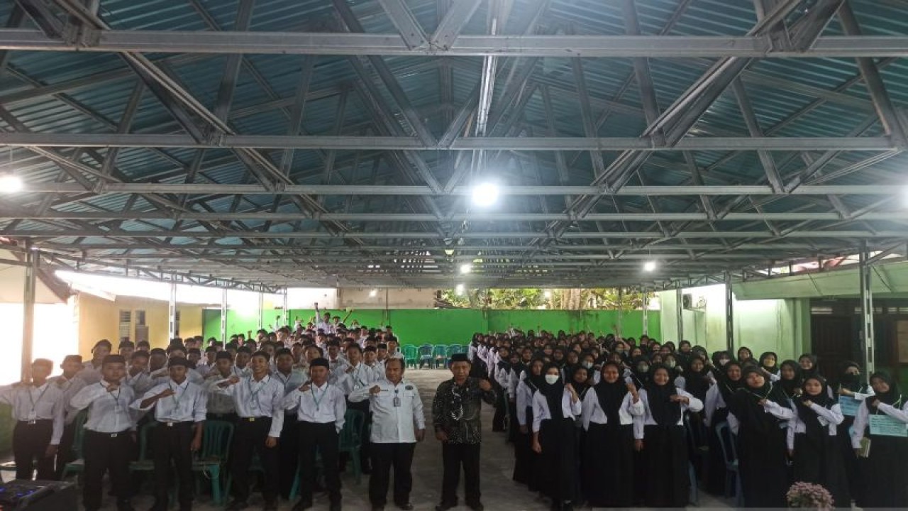 Kegiatan sosialisasi BNN Kabupaten Belitung tentang ancaman bahaya penyalahgunaan narkoba kepada pelajar (ANTARA/Kasmono-Apriliansyah)