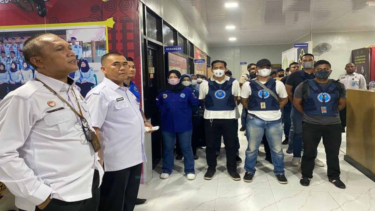Kepala Divisi Pemasyarakatan Kantor Wilayah Kementerian Hukum dan HAM Provinsi Aceh Yudi Suseno (kiri) didampingi Kepala Bidang Pemberantasan dan Intelijen BNN Provinsi Aceh Kombes Pol Beridiansyah memberikan arahan sebelum merazia kamar warga binaan Rutan Kelas IIB Banda Aceh di Aceh Besar, Rabu (26/7/2023). ANTARA/HO-Dok Humas BNNP Aceh