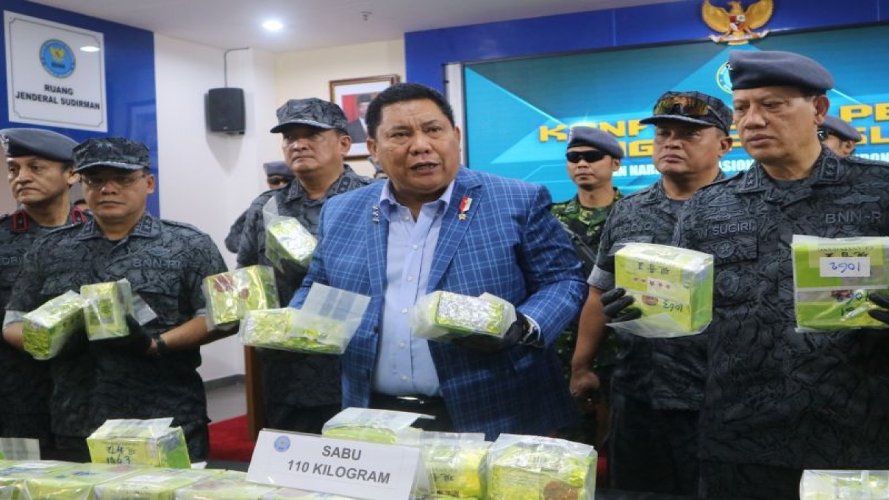 Kepala Badan Narkotika Nasional Republik Indonesia (BNN RI) Komjen Pol. Petrus Reinhard Golose (dua kanan) dalam konferensi pers di Kantor BNN RI, Jakarta Timur, Selasa (18/7/2023). ANTARA/Fath Putra Mulya.