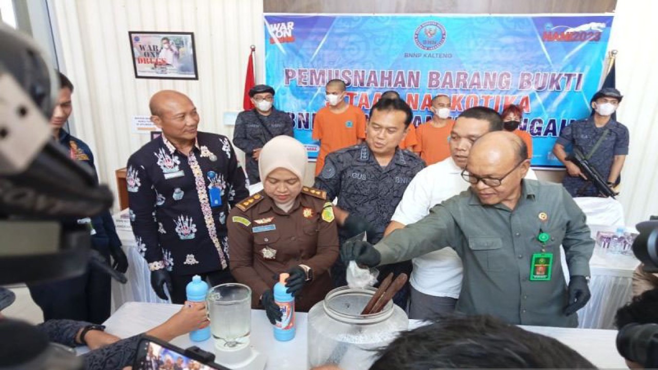 BNNP Kalteng beserta instansi terkait lainnya melakukan pemusnahan sabu seberat 250,81 gram milik tiga orang tersangka jaringan antar kabupaten di Kalteng yang dilaksanakan di Kantor BNNP setempat, Selasa (25/7/2023). ANTARA/Adi Wibowo