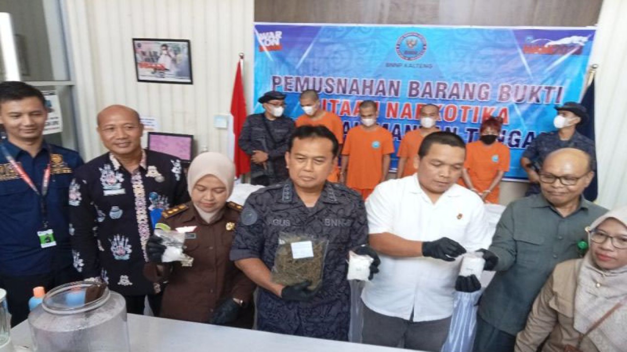 Kabid Pemberantasan BNNP Kalteng Agustiyanto bersama sejumlah pejabat instansi terkait menunjukka hasil pengungkapan sabu sekaligus dilakukan pemusnahan, pada beberapa hari yang lalu. ANTARA/Adi Wibowo