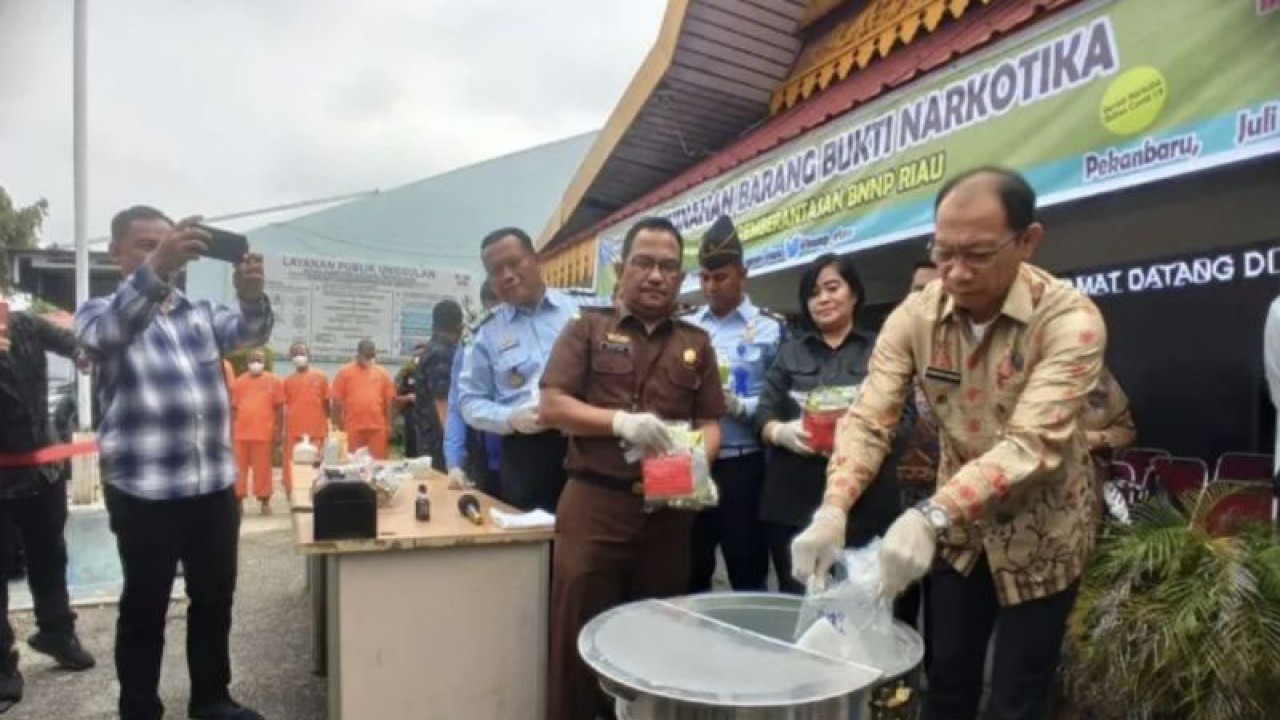 BNNP Riau dan BNNK Riau melakukan pemusnahan barang bukti narkoba jenis sabu-sabu dari pengungkapan kasus kedua lembaga tersebut, di halaman Kantor BNN Provinsi Riau, Selasa (18/7/2023). ANTARA/Annisa Firdausi.