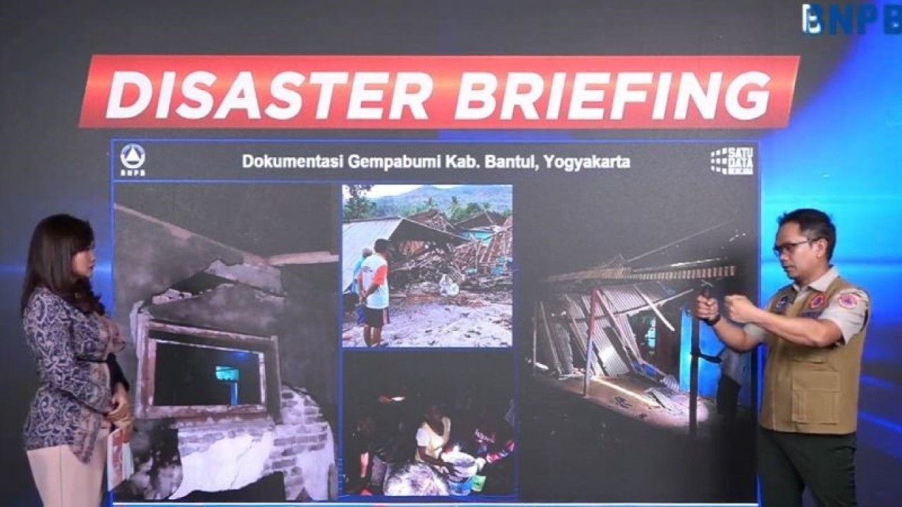 Tangkapan layar - Pelaksana Tugas Kepala Pusat Data, Informasi, dan Komunikasi BNPB Abdul Muhari (kanan) saat menyampaikan soal konstruksi untuk rumah tahan gempa pada diskusi disaster briefing yang diikuti di Jakarta, Senin (3/6/2023). (FOTO ANTARA/Lintang Budiyanti Prameswari)