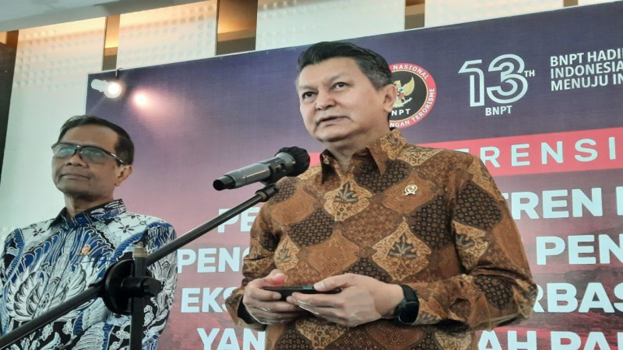 Kepala Badan Nasional Penanggulangan Terorisme (BNPT) RI Rycko Amelza Dahniel (kanan) di Hotel JS Luwansa, Jakarta, Rabu (5/7/2023). ANTARA/Fath Putra Mulya