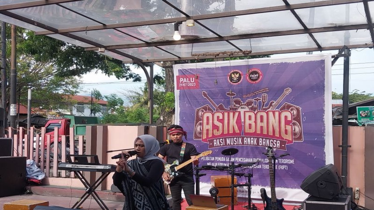 Penampilan Wee Project Band pada Festival Musik Asik Bang digelar oleh BNPT melalui FKPT Sulteng di Kota Palu, Jumat, (21/7/2023) (FOTO ANTARA/Muhammad Hajiji)